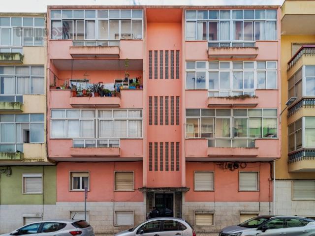 Apartamento T3 com Logradouro na Damaia Águas Livres Excelente Oportunidade para Investimento!