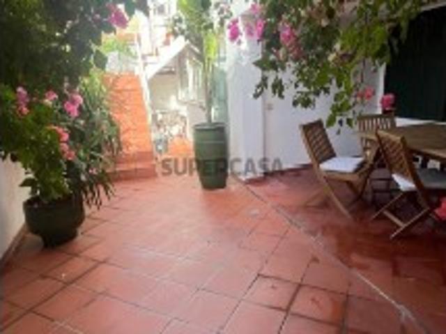 Andar de moradia com quatro divisões e logradouro nas Avenidas Novas em Lisboa