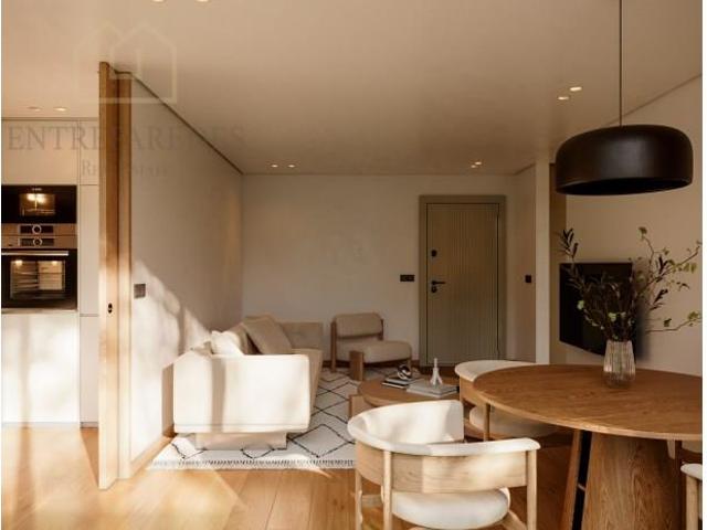 Apartamento T3 com lugar de garagem, varanda e arrumo em Esp. 116m² Silvalde