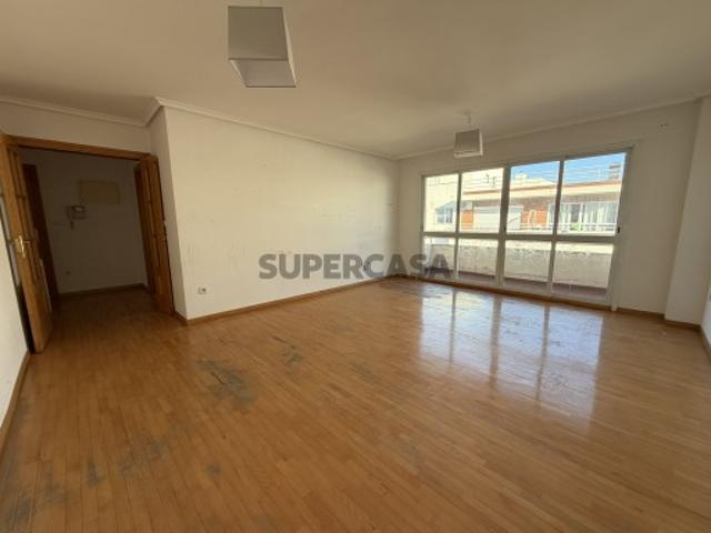 Apartamento T3 com lugar de garagem e arrecadação