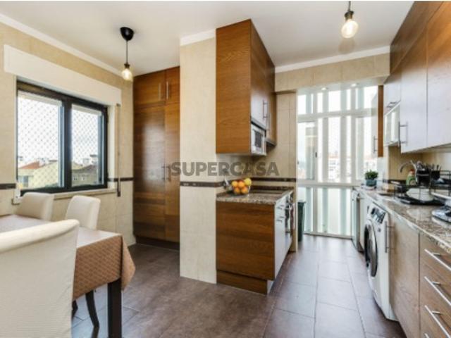 Apartamento T3 com lugar de garagem e arrecadação, situado em Benfica