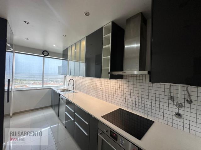 Apartamento T3 com Lugar de Garagem e vista Tejo na Povoa de Santa Iria