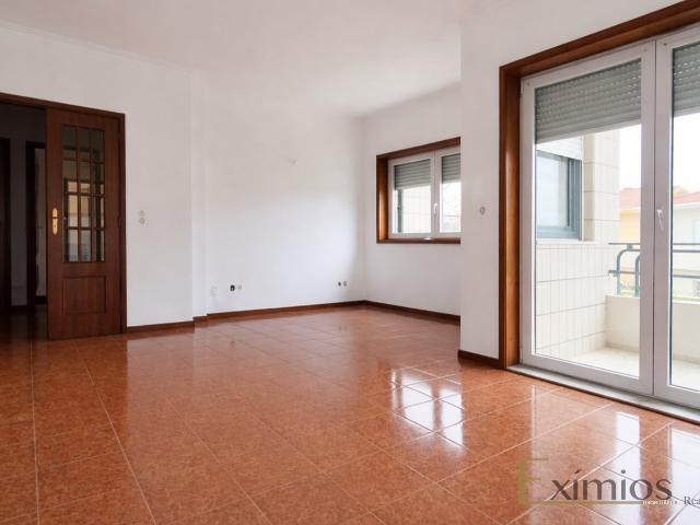 Apartamento T3 com lugar de garagem, em Modivas