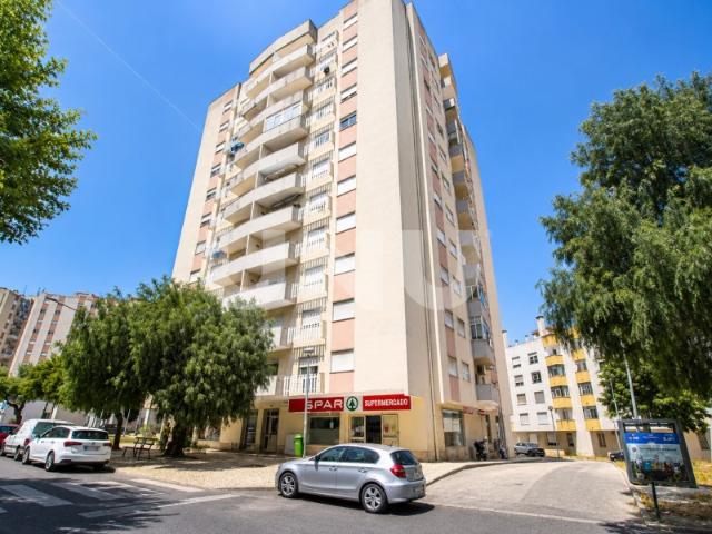 Apartamento T3, com lugar de estacionamento, no Carregado!