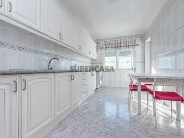Apartamento T3 com marquise e varanda em Setúbal