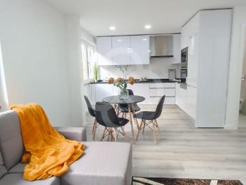 Apartamento T3 com muita luz em bairro familiar com comercio. 96m² Benfica