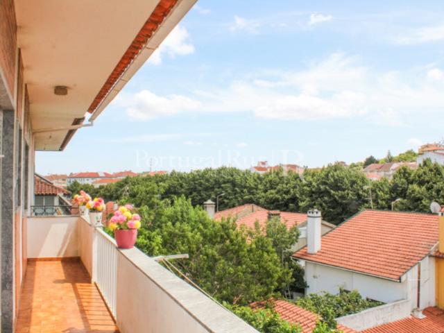 Apartamento T3 com sótão, garagem e quintal com anexo