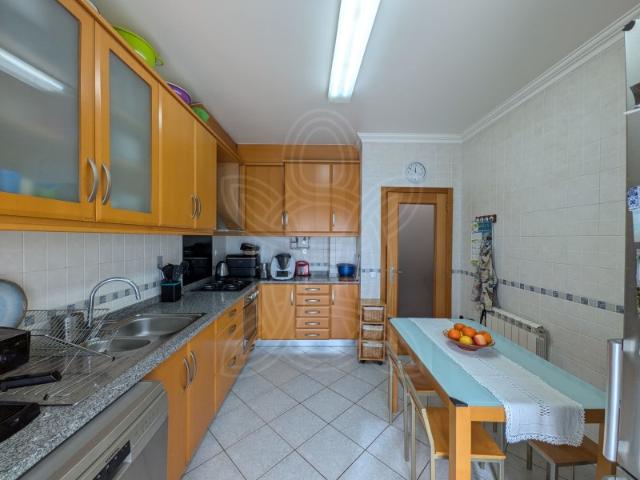 Apartamento T3 com sótão de acesso independente e garagem, a 10 minutos do centro de Coimbra