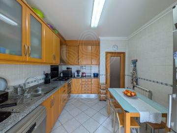 Apartamento T3 com sótão de acesso independente e garagem, a 10 minutos do centro de Coimbra