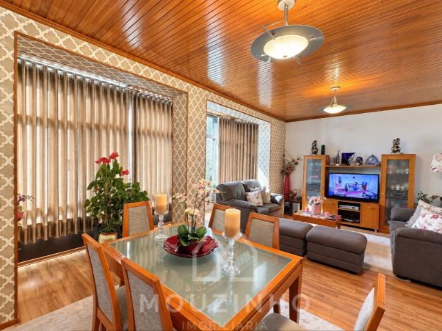 Apartamento T3, com sótão e terraço