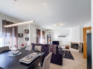 Apartamento T3 com sótão e garagem