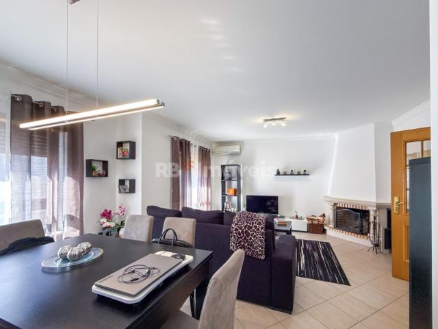 Apartamento T3 com sótão e garagem