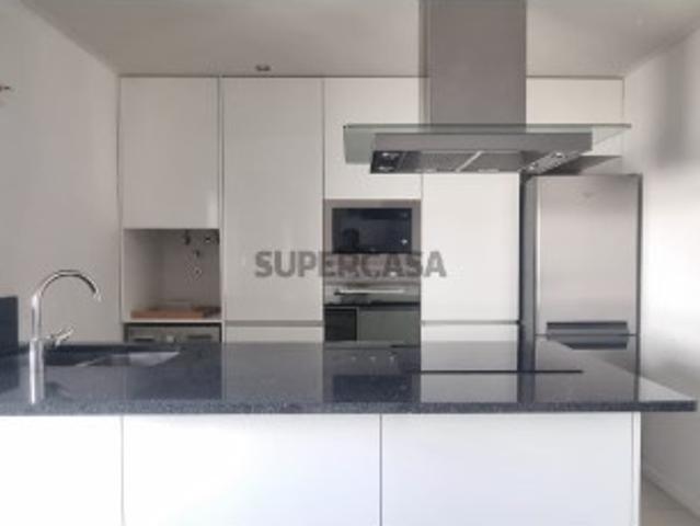 Apartamento T3, com sótão em zona central de Castelo Branco