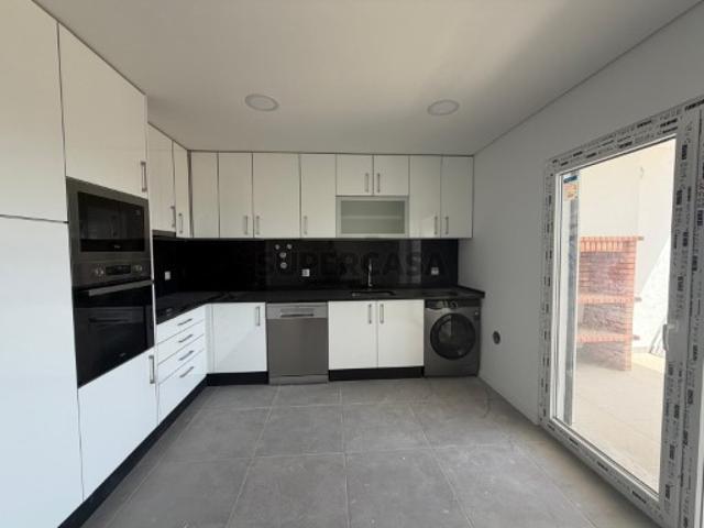 Apartamento T3 com suite, 2 varandas de 14 e 22m2, arrecadação e 1 lugar de estacionamento