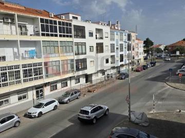 Apartamento T3 com suíte, garagem direta para exterior e 2 arrecadações Foros de Amora, Seixal