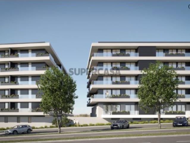 Apartamento T3 com Suite e Varanda em Condomínio Fechado na Avenida da Conduta em Gondomar