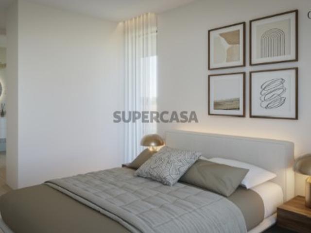 Apartamento T3 com Suite e Varanda em Condomínio Fechado na Avenida da Conduta em Gondomar