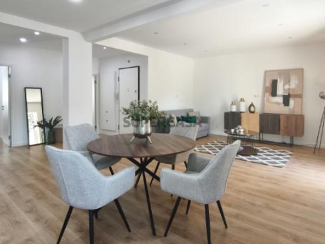 Apartamento T3 com suíte e varanda em Lisboa