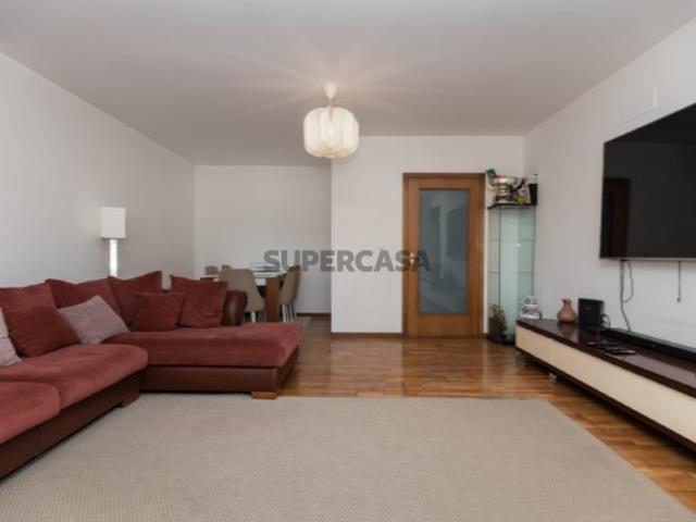 Apartamento T3 com Parqueamento, Arrecadação e Varanda em Sesimbra, Castelo