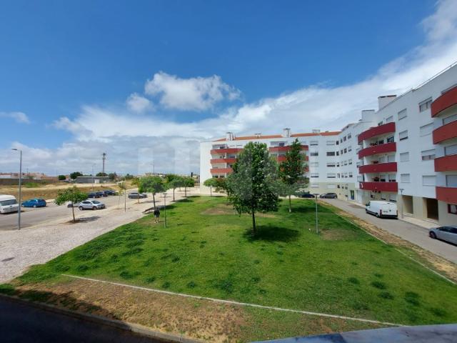Apartamento T3 com parqueamento e arrecadação na Urbanização Colinas do Sul, Seixal