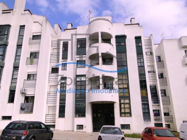Apartamento T3 com parqueamento e arrecadação, localizado em Paredes, Alenquer