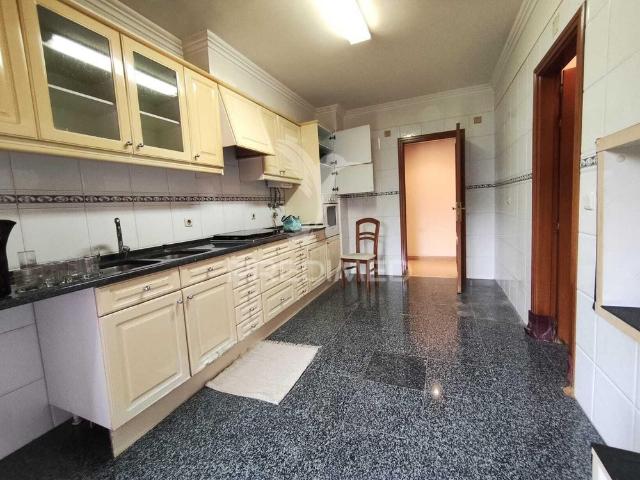 Apartamento t3 com parqueamento e varanda,barcarena,oeiras