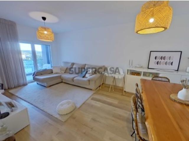 Reservado! Situado na Amadora, apartamento T3, com parqueamento para uma viatura e arrecadação