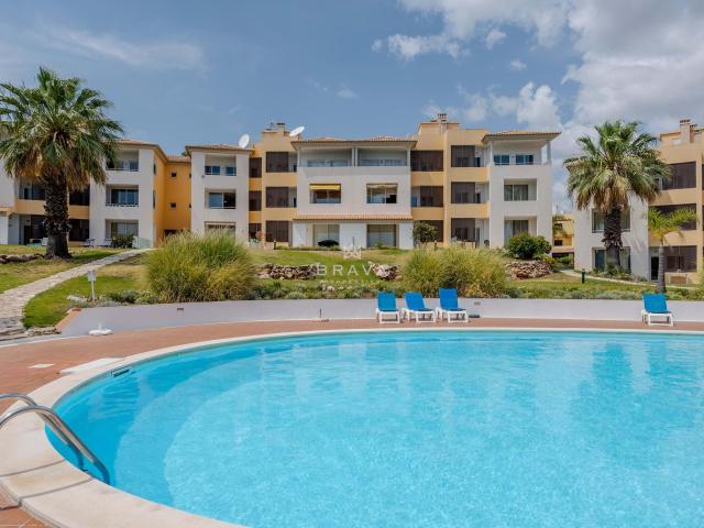 Apartamento T3 com piscina, dois lugares de garagem e arrecadação em Vilamoura