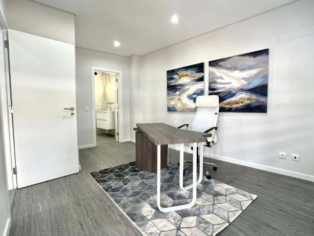Apartamento T3 com piscina e arrecadação em Olhão 100m² Quelfes
