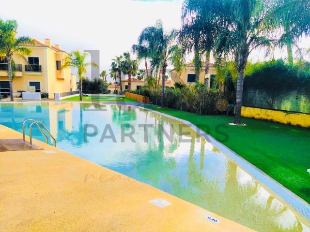 Apartamento T3 com Piscina e Garagem em Box em Santa Bárbara de Nexe