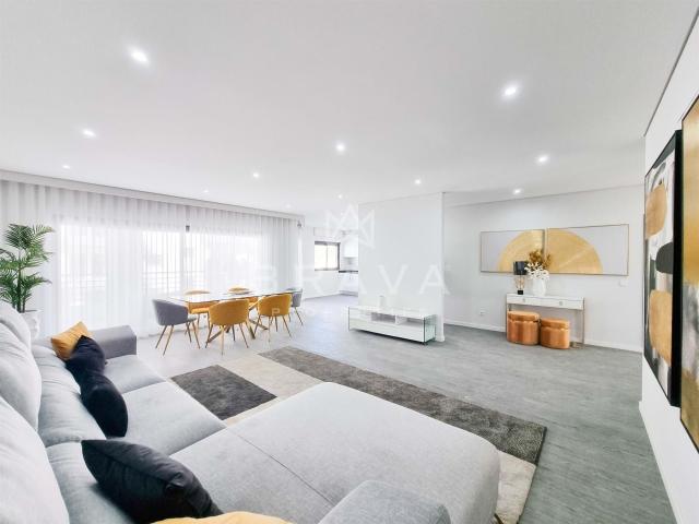Apartamento T3 com piscina, jardim e estacionamento em Olhão. 132m² Quelfes