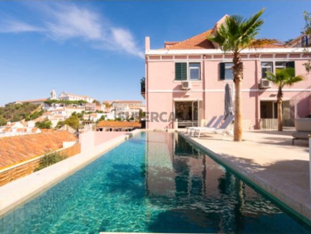 Apartamento T3 com piscina privativa e vista panorâmica sobre Lisboa