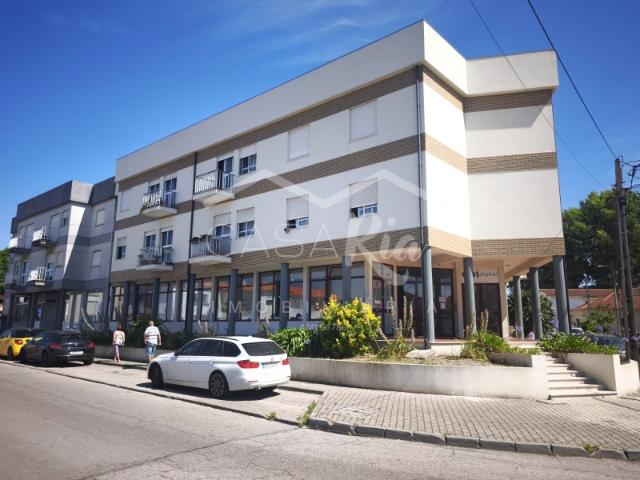 Apartamento T3 com Terraço, Arrumos e Parqueamento