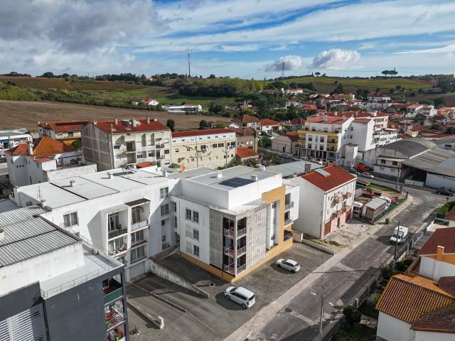 Apartamento T3 com terraço e churrasqueira – Merceana, Alenquer
