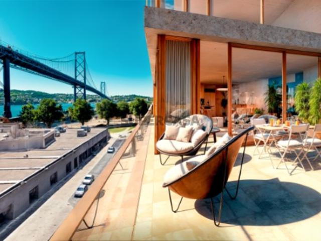 Apartamento T3 com terraço e estacionamento em Alcântara, Lisboa