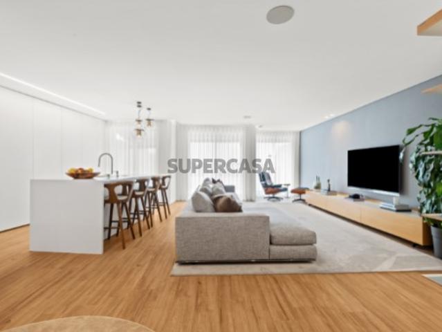 Apartamento T3 com terraço e estacionamento em Cascais