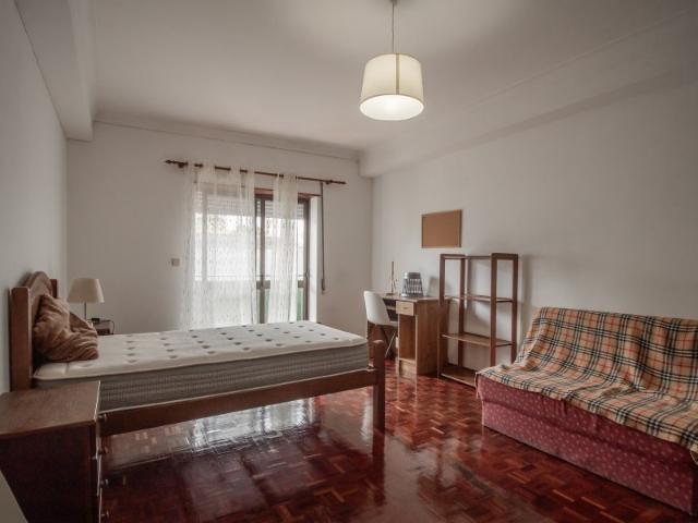 Apartamento T3 com Terraço e Garagem em Coimbra