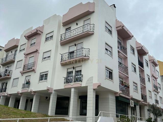 Apartamento T3 com terraço e garagem fechada para Arrendamento – Encosta do Sol
