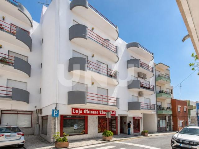 Apartamento T3, com terraço e lugar de estacionamento, no centro da Castanheira do Ribatejo!