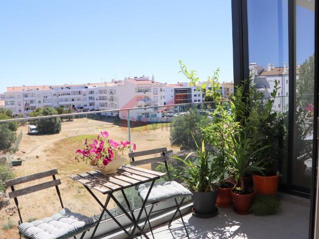 Apartamento T3 com terraço e 2 lugares de garagem no centro. 125m² São Brás De Alportel