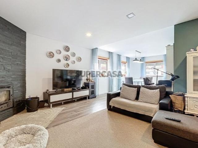 Apartamento T3 com Terraço Exclusivo de 70m² | Garagem | Remodelado