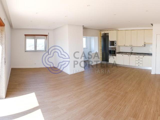 Apartamento T3 com Terraço no Centro de Oliveira de Azeméis, situado no último andar