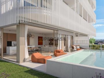 Apartamento T3 com terraço, piscina privada e estacionamento em Cascais