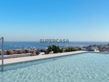 Apartamento T3 com terraço, piscina privada e estacionamento em Cascais