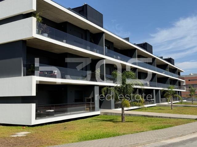 Apartamento T3 com Terraço Privativo de 140 m², Varandas Amplas e Garagem Dupla | Lago, Amares