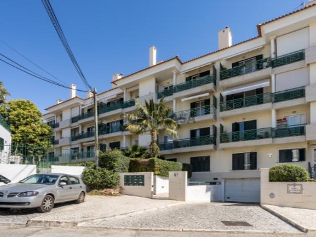 Apartamento T3 com terraço, suite e box em condomínio fechado localizado Estoril