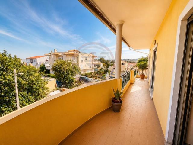 Apartamento T3 com Terraços, Garagem e Excelente Localização no Centro de Almancil