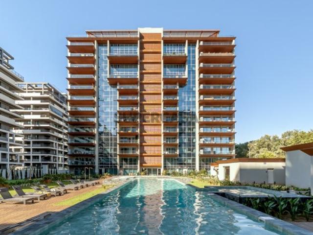 Apartamento T3 com terraços e estacionamento, em Miraflores