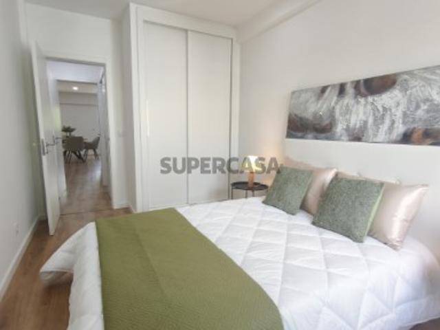 Apartamento T3 com varanda aberta, remodelado e mobilado, em Lisboa
