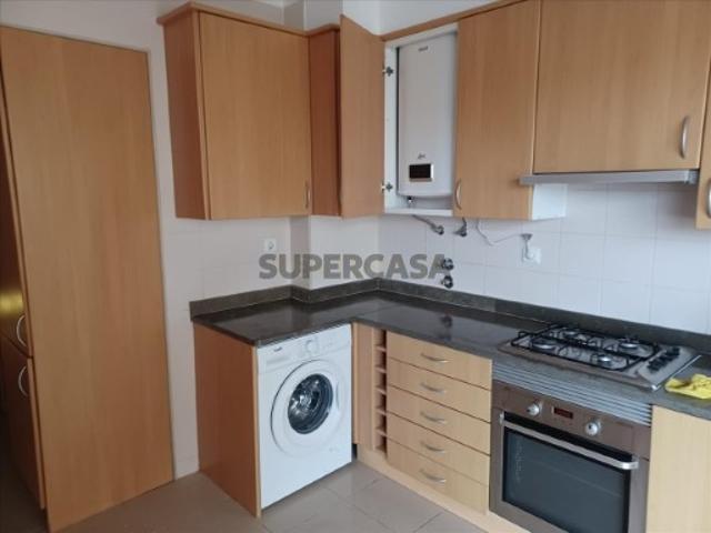 Apartamento T3 com Varanda, Arrecadação e Três Lugares de Parqueamento, em Setúbal